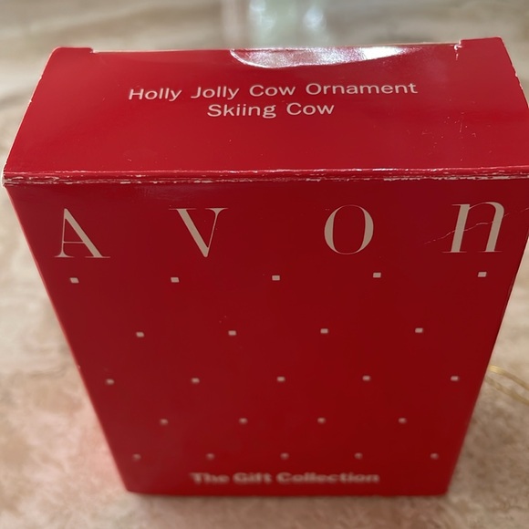 VINTAGE NEW Avon Holly Jolly Cow Ornament Skiing Cow with Box - Picture 7 of 7